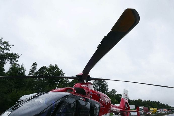 Sattelzug kracht auf der A93 ins Stauende und schiebt Auto unter Sattelauflieger