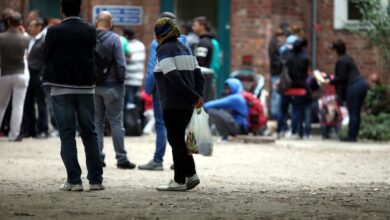 Fluechtlinge an Aufnahmestelle