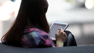 Frau mit Tablet im Internet