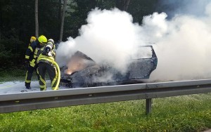 Brand PKW in Günzburg - Feuerwehr Günzburg löscht