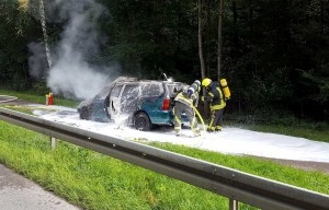 Brand PKW in Günzburg - Feuerwehr Günzburg löscht