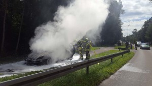 Brand PKW in Günzburg - Feuerwehr Günzburg löscht