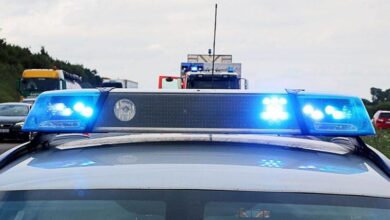 Polizeifahrzeug mit Feuerwehr im Einsatz