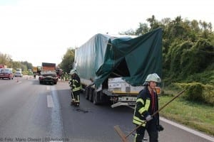 Kreis Unterallgäu: Lastwagen fährt auf der A7 auf anderen LKW auf