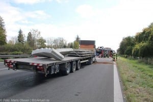 Kreis Unterallgäu: Lastwagen fährt auf der A7 auf anderen LKW auf