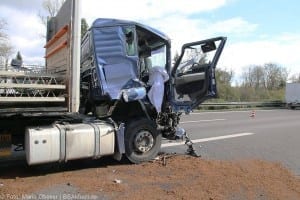 Kreis Unterallgäu: Lastwagen fährt auf der A7 auf anderen LKW auf