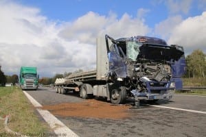Kreis Unterallgäu: Lastwagen fährt auf der A7 auf anderen LKW auf
