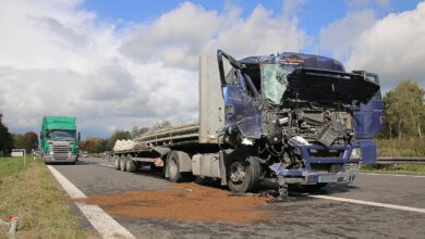 Kreis Unterallgäu: Lastwagen fährt auf der A7 auf anderen LKW auf