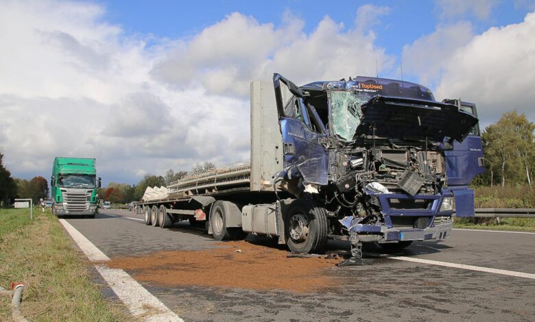 Kreis Unterallgäu: Lastwagen fährt auf der A7 auf anderen LKW auf