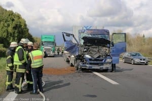 Kreis Unterallgäu: Lastwagen fährt auf der A7 auf anderen LKW auf