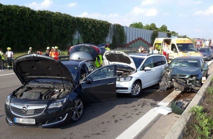 Kreis Günzburg - Unfall A8 bei Bubesheim