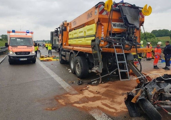 Unfall auf der A8 bei Günzburg - LKW gegen Sicherungsanhänger