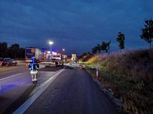 Autobahn 8 Sattelzug kracht in Unfallstelle bei Leipheim 1