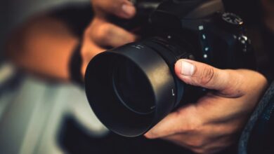 Mann hält Fotoapperat in der Hand