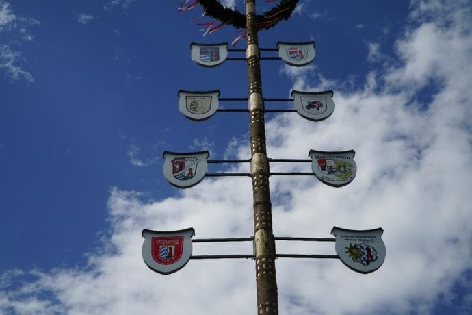 Günzburg Maibaumaufstellen Maibaum