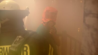 Feuerwehr bei der Menschenrettung bei dichtem Rauch