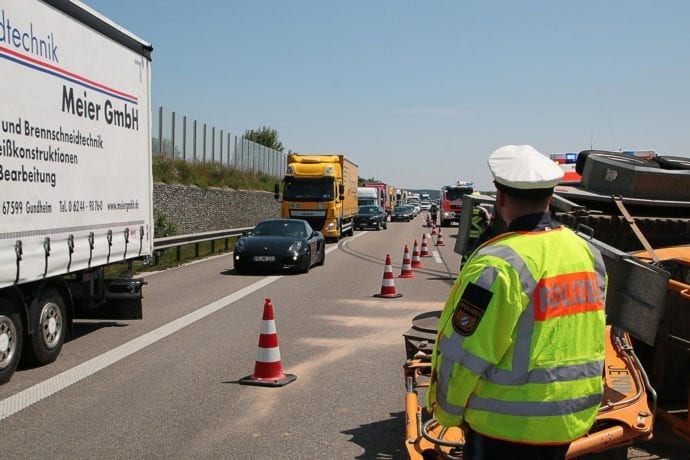Unfall A8 Günzburg-Leipheim Gespann umgekippt