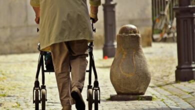 Frau mit Rollator