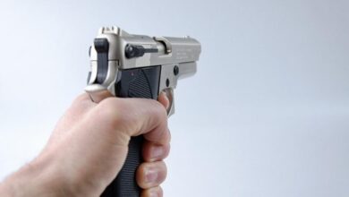 Pistole in der Hand gehalten