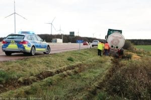 A8 Burgau Zusmarshausen Lkw von Fahrbahn abgekommen 07122019 1