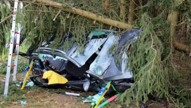 Kirchhaslach-Unfall-Pkw-Baeume