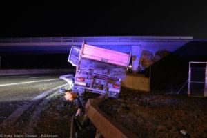 Lkw kommt auf der A8 an der AS Burgau von der Fahrbahn ab