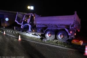 Lkw kommt auf der A8 an der AS Burgau von der Fahrbahn ab