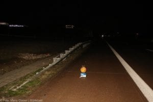 Lkw kommt auf der A8 an der AS Burgau von der Fahrbahn ab