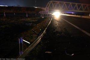 Lkw kommt auf der A8 an der AS Burgau von der Fahrbahn ab