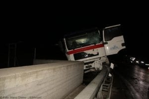 Lkw kommt auf der A8 an der AS Burgau von der Fahrbahn ab