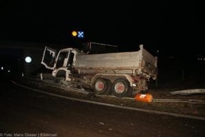 Lkw kommt auf der A8 an der AS Burgau von der Fahrbahn ab