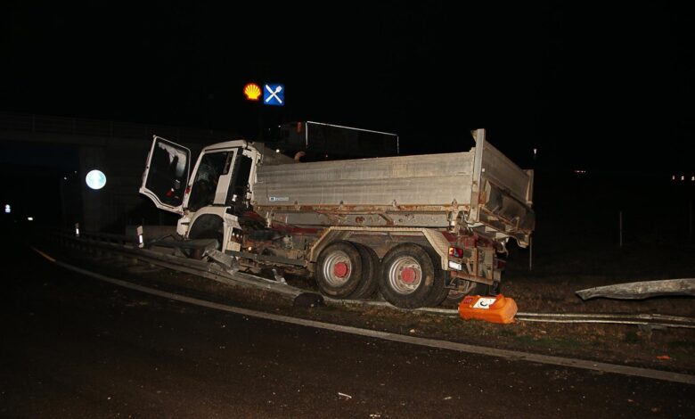 Lkw kommt auf der A8 an der AS Burgau von der Fahrbahn ab