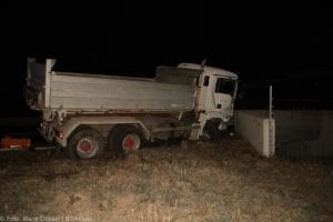 Lkw kommt auf der A8 an der AS Burgau von der Fahrbahn ab
