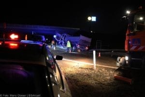 Lkw kommt auf der A8 an der AS Burgau von der Fahrbahn ab