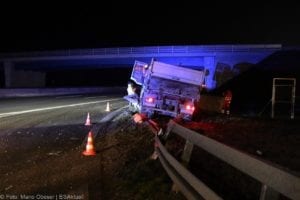 Lkw kommt auf der A8 an der AS Burgau von der Fahrbahn ab