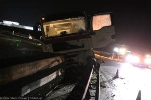 Lkw kommt auf der A8 an der AS Burgau von der Fahrbahn ab