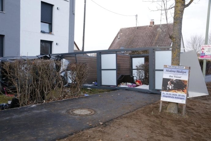 Bobingen Pkw Unfall Balkon 26012020 2