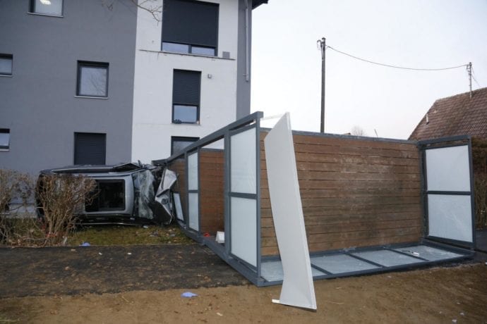 Bobingen Pkw Unfall Balkon 26012020 3