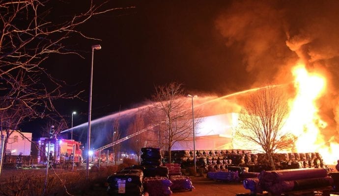Millionenschaden Brand Lagerhalle Lauingen