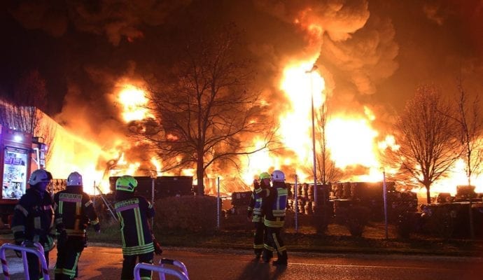 Millionenschaden Brand Lagerhalle Lauingen