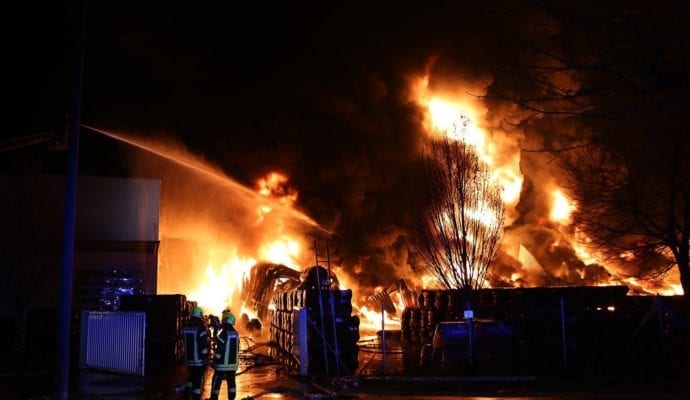 Millionenschaden Brand Lagerhalle Lauingen