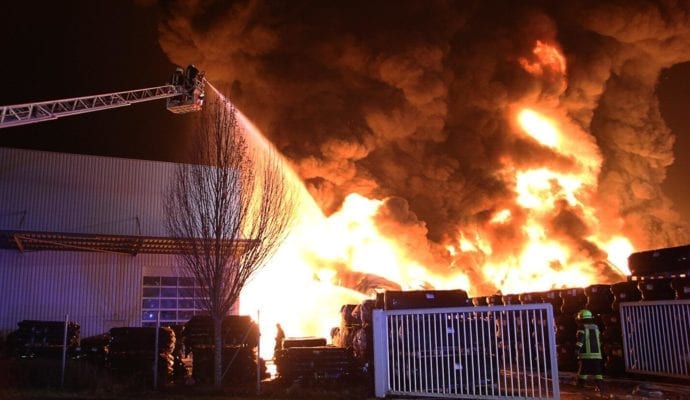 Millionenschaden Brand Lagerhalle Lauingen