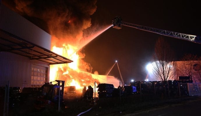 Millionenschaden Brand Lagerhalle Lauingen