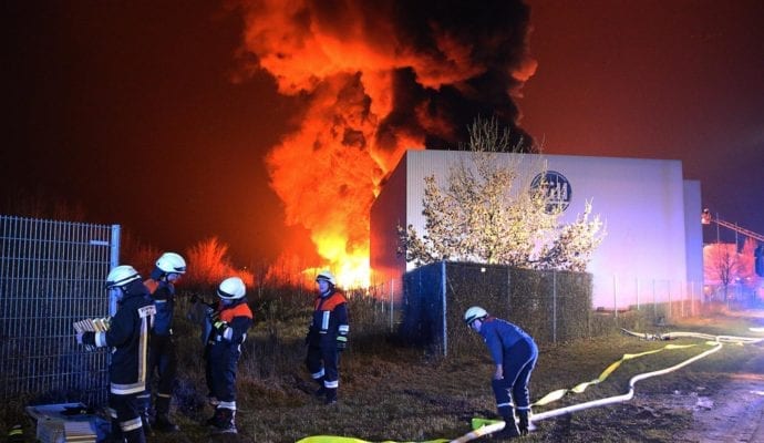 Millionenschaden Brand Lagerhalle Lauingen