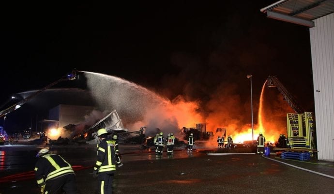 Millionenschaden Brand Lagerhalle Lauingen