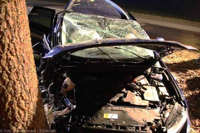 Unfall B16 Ichenhausen Heubelsburg Pkw Baum 23012020 13