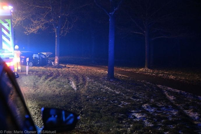 Unfall B16 Ichenhausen Heubelsburg Pkw Baum 23012020 17