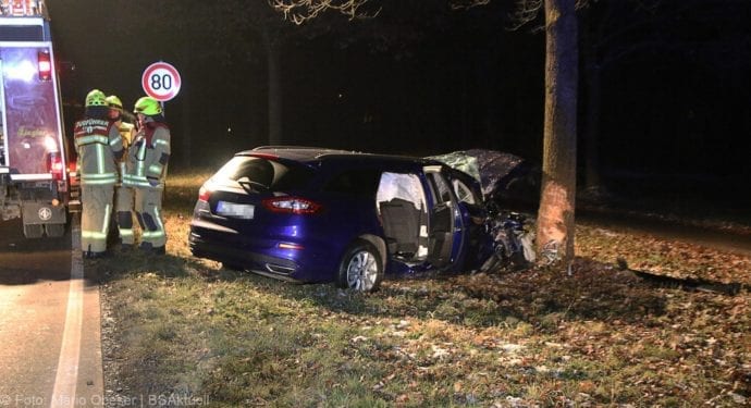 Unfall B16 Ichenhausen Heubelsburg Pkw Baum 23012020 2