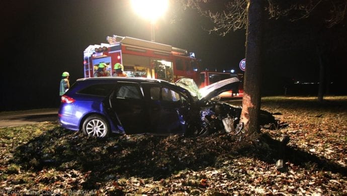 Unfall B16 Ichenhausen Heubelsburg Pkw Baum 23012020 3