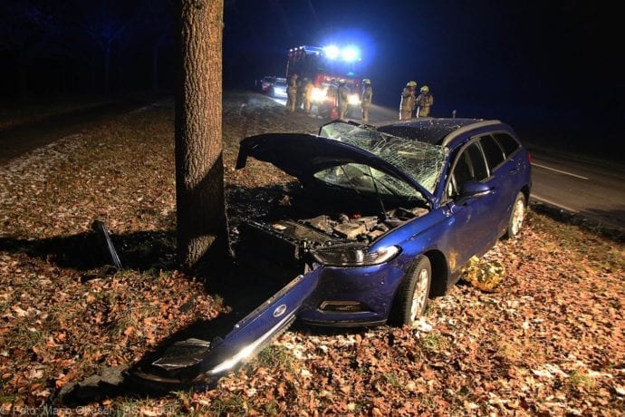 Unfall B16 Ichenhausen Heubelsburg Pkw Baum 23012020 5